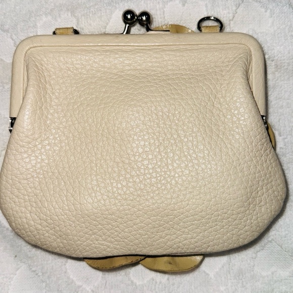 BRIGHTON BEIGE LEATHER ROSE KISSING CLOSURE CROSSBODY WHEAT CHAIN - Picture 15 of 17